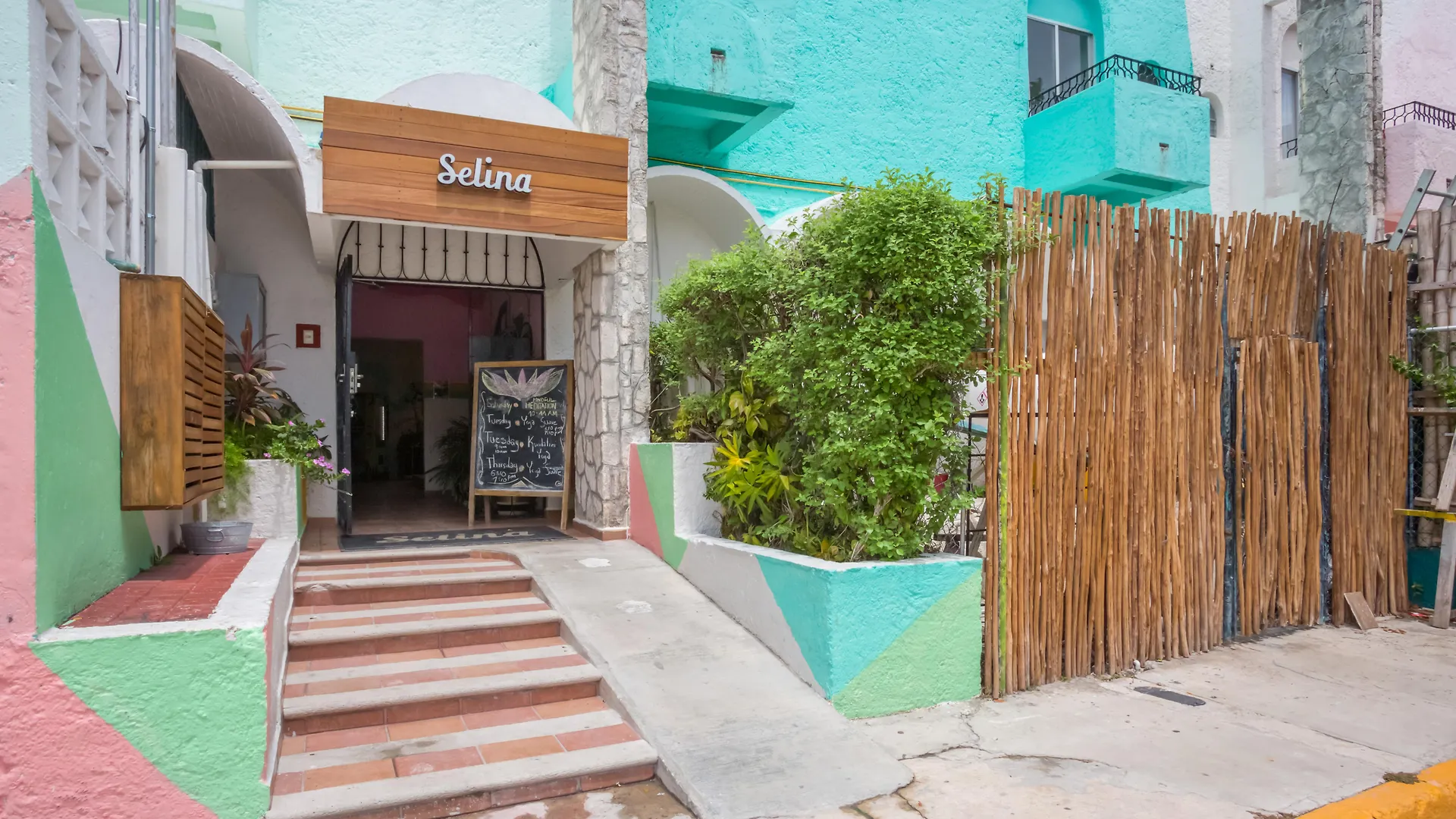 Selina Cancun Downtown 3*,